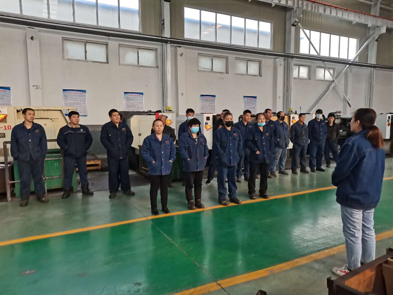 公司召開(kāi)2022年安全生產(chǎn)工作會(huì)議-03月11日上午，公司召開(kāi)2022年安全生產(chǎn)工作會(huì)議，總結(jié)2021年安全生產(chǎn)工作，部署2022年安全生產(chǎn)重點(diǎn)任務(wù)。公司各級(jí)領(lǐng)導(dǎo)班子、各部室及負(fù)責(zé)人、安全總監(jiān)及安全員等參加會(huì)議,會(huì)議由公司經(jīng)理張世立主持。 會(huì)上，公司安全總監(jiān)袁振水作《2022年安全生產(chǎn)工作報(bào)告》。總結(jié)了2021年的安全管理總體工作，分析了2022年安全管理所面臨的形勢(shì)，提出了公司2022年安全生產(chǎn)工作總體思路和重點(diǎn)工作。從十個(gè)方面進(jìn)行了工作部署◆ 持續(xù)提升安全生產(chǎn)思想認(rèn)識(shí)，進(jìn)一步樹(shù)牢安全發(fā)展理念。◆ 突出主體責(zé)任落實(shí)，抓好三年行...